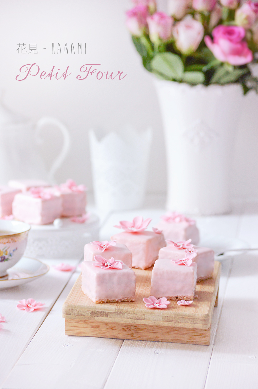 Petit Four Rosa mit Frischkäseguss und Kirschblüten aus Fondant