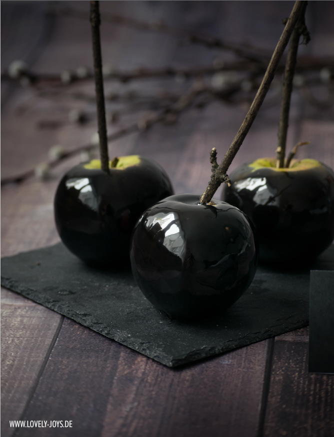 Schwarze Äpfel glänzend Halloween Rezept Idee