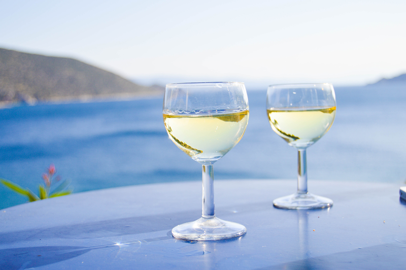 Weißwein aus Griechenland am Meer