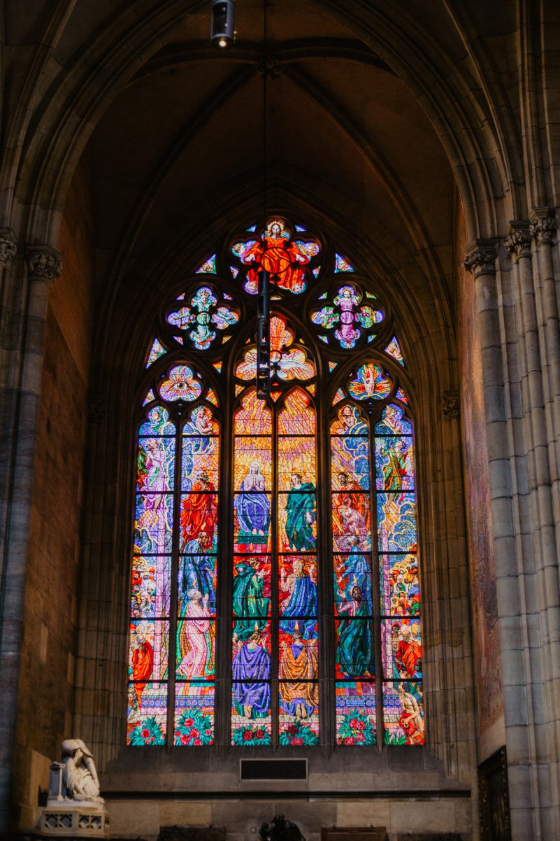 buntes kirchenfenster prag