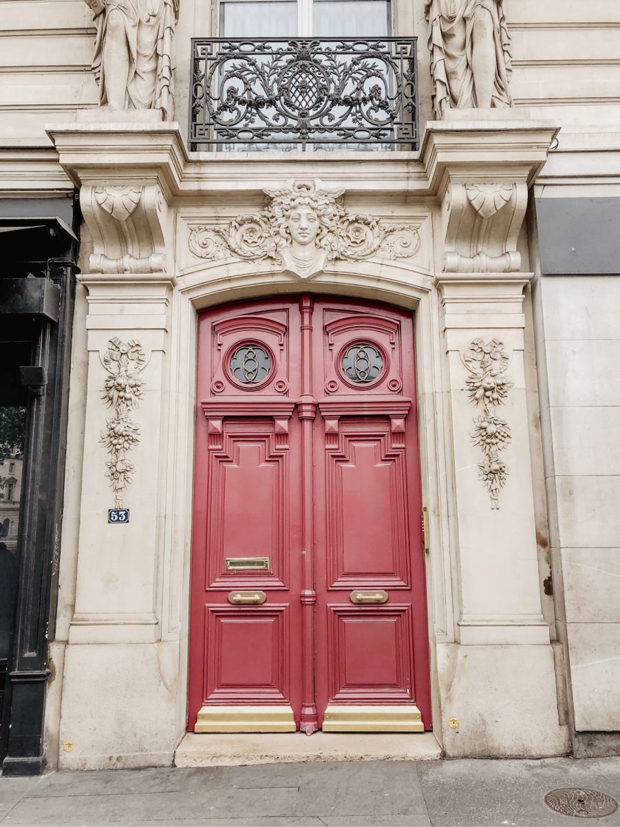 Paris Tür rot