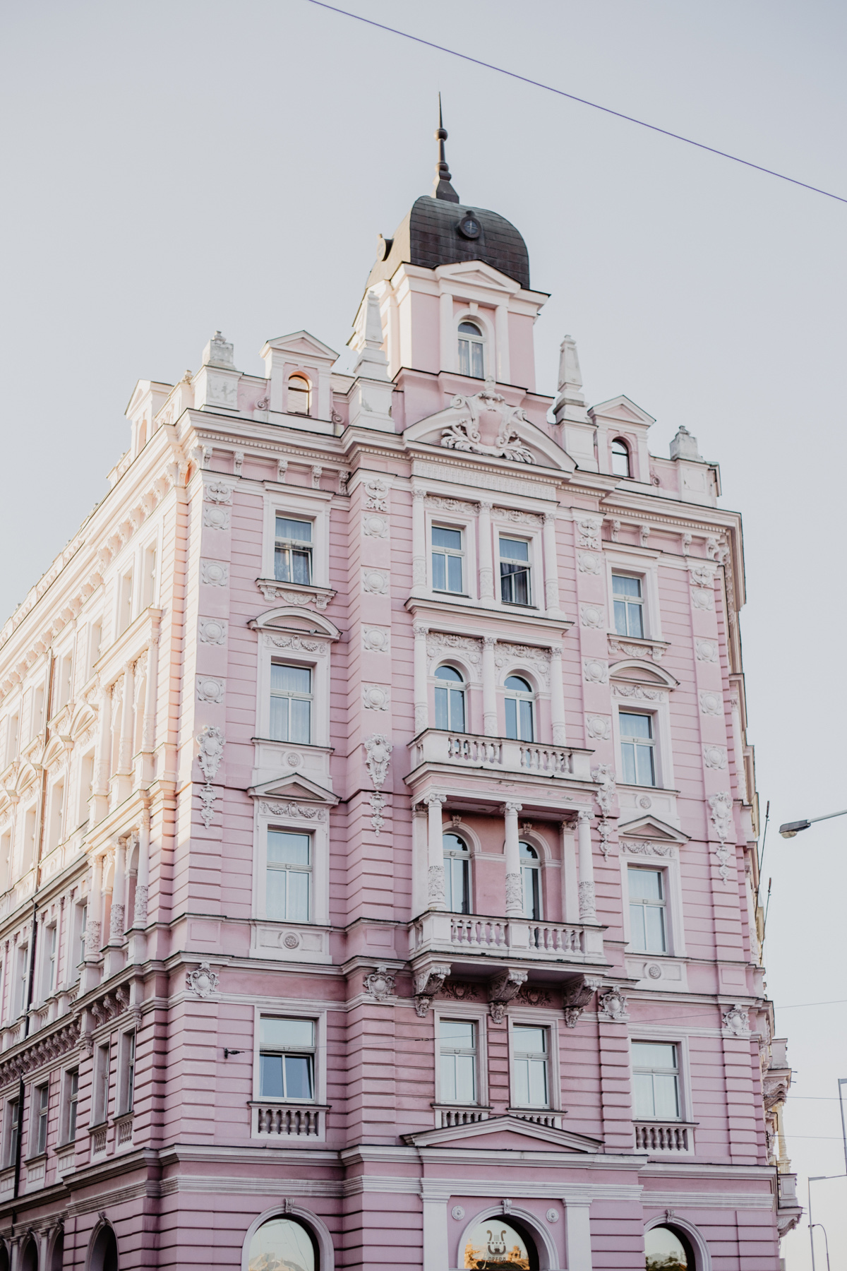 pink hotel prag airbnb
