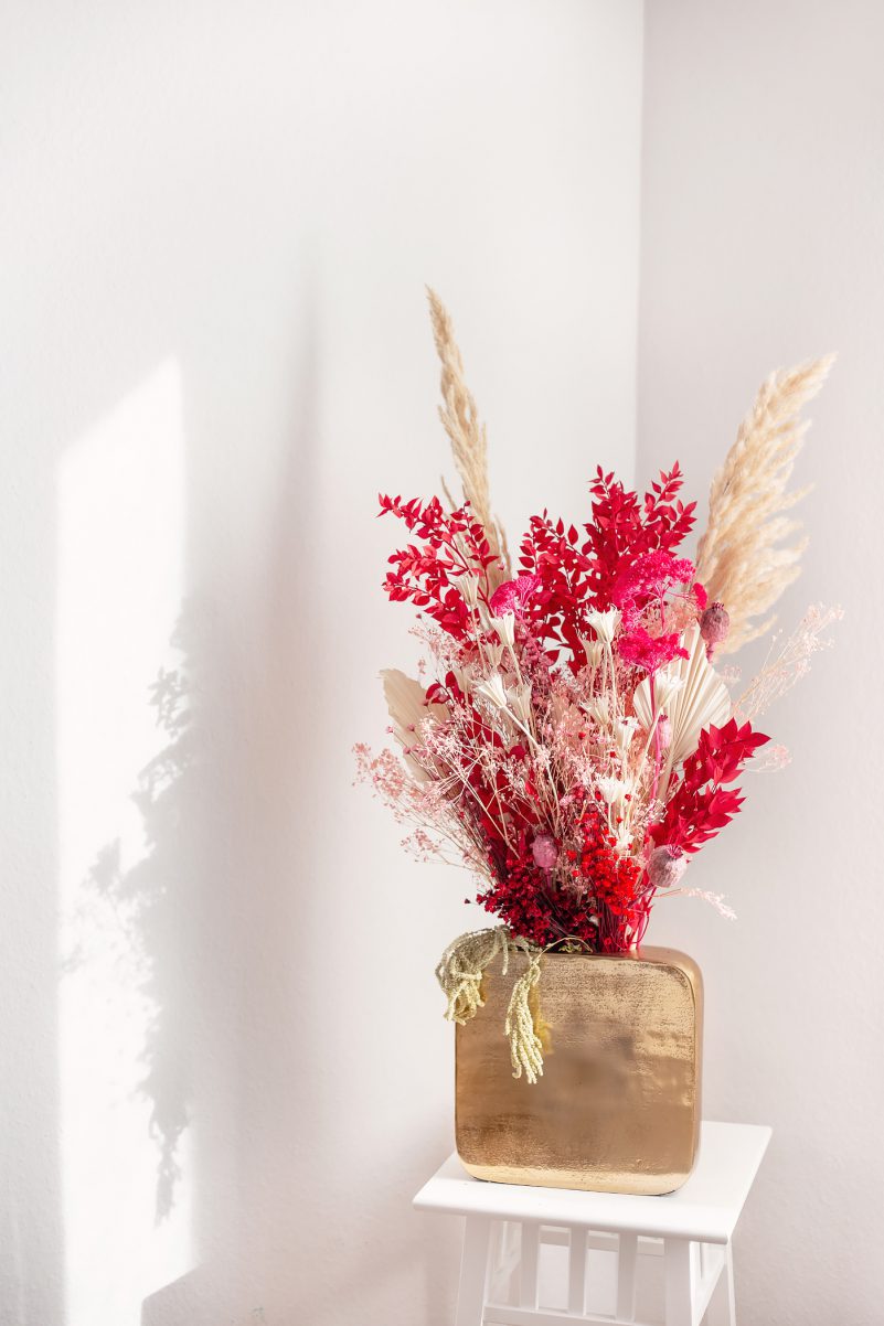 gold vase eckig bouquet getrocknet rot paris