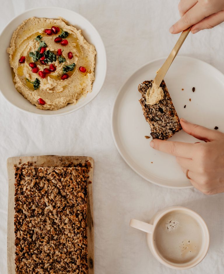 Körnerbrot & Hummus