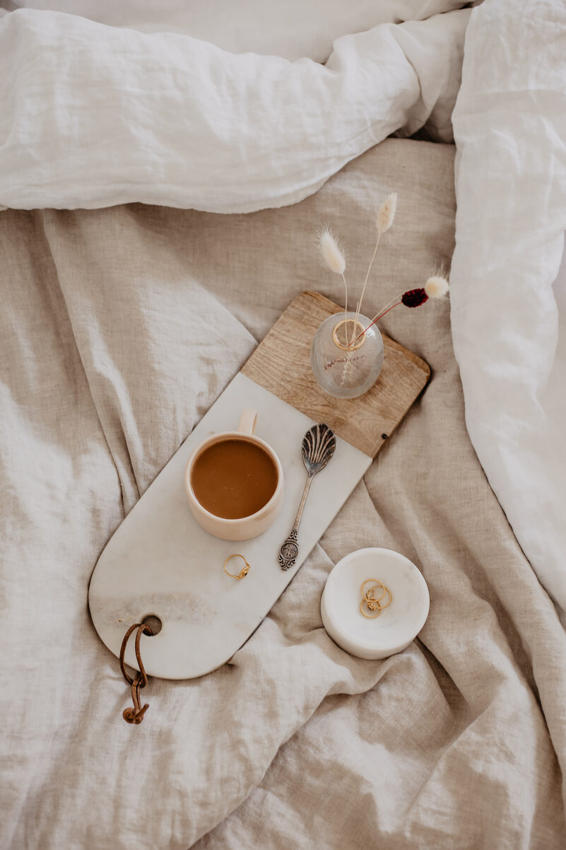 flatlay kaffee bett leinen