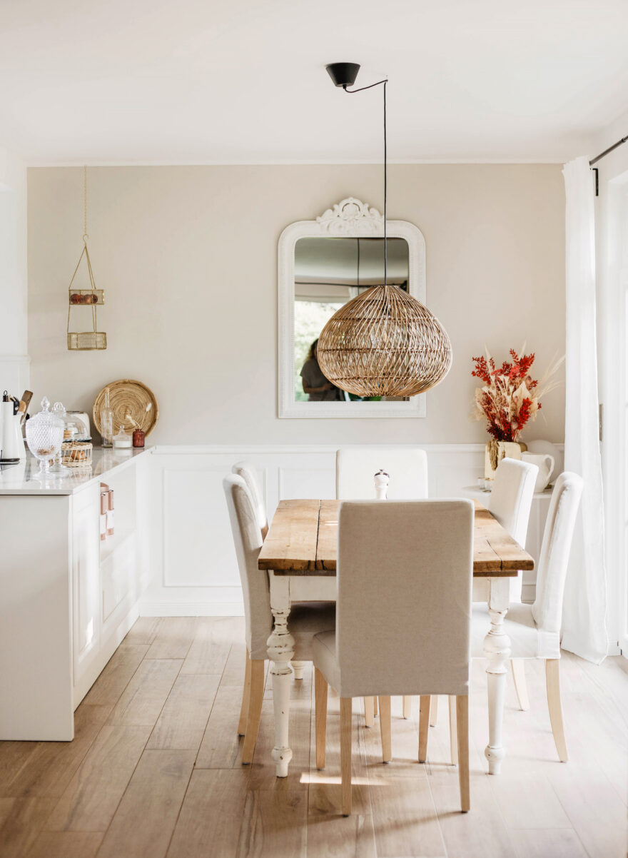esszimmer landhaus stil weiß beige wandvertäfelung selber bauen