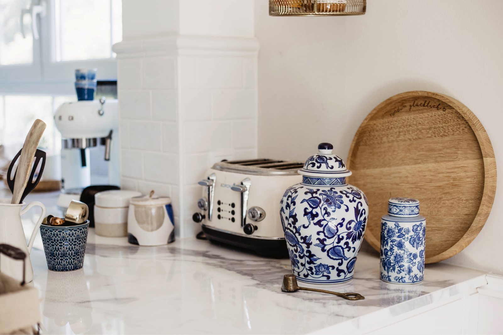 küche deko blau weiß vasen