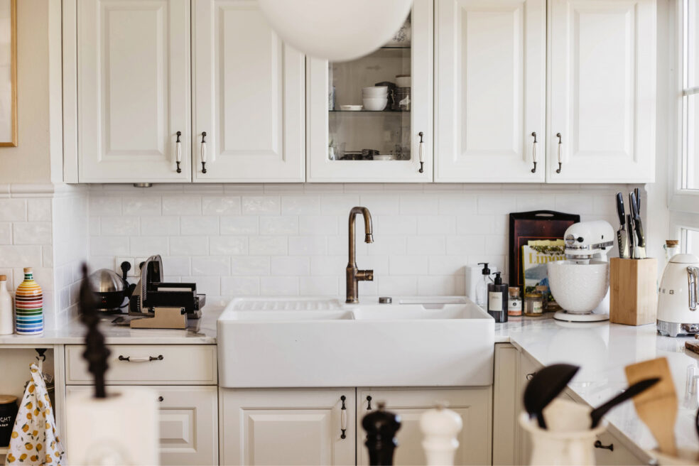 küche landhausstil spüle keramik weiß spühlbecken