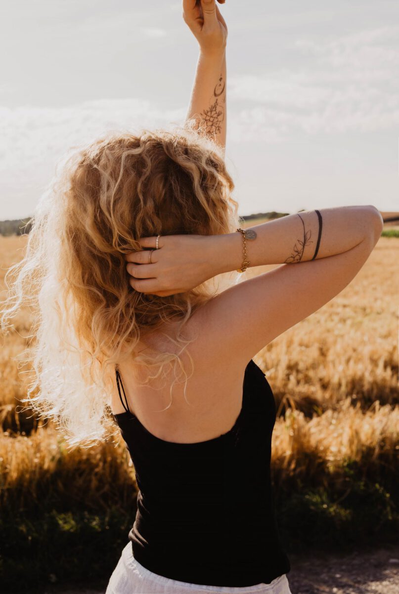 sommer abendsonne fotografie tattoo frau