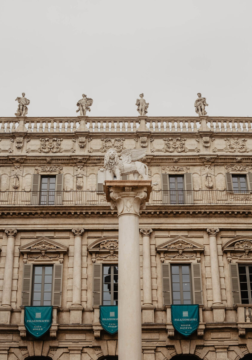 piazza delle erbe löwe statue