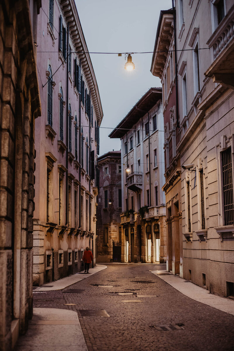 verona gasse bei nacht