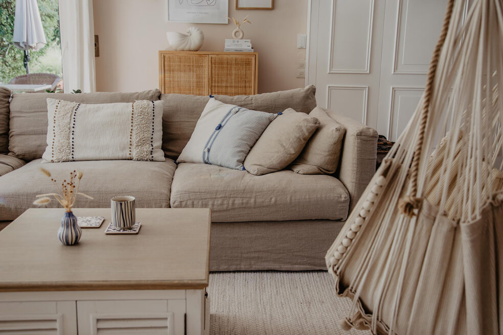 wohnzimmer landhaus stil weiß beige