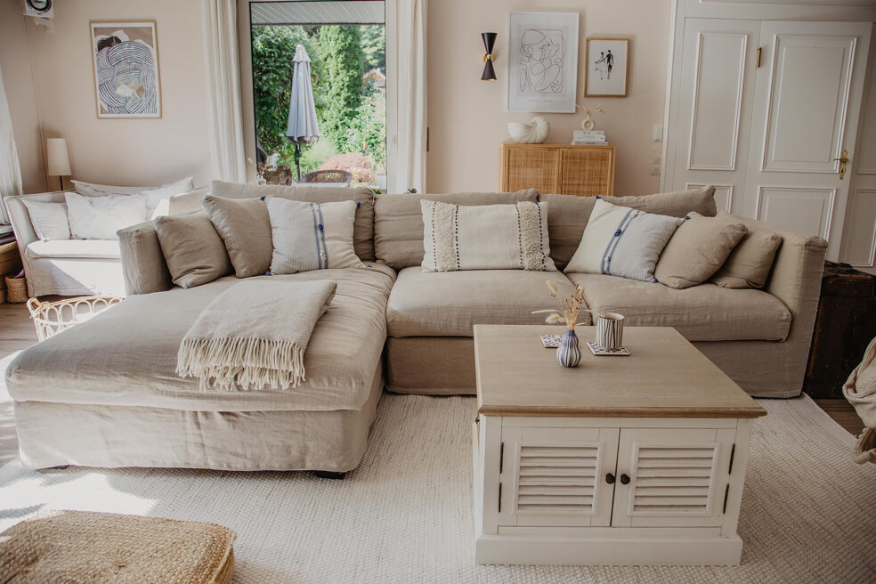 wohnzimmer landhaus stil weiß beige