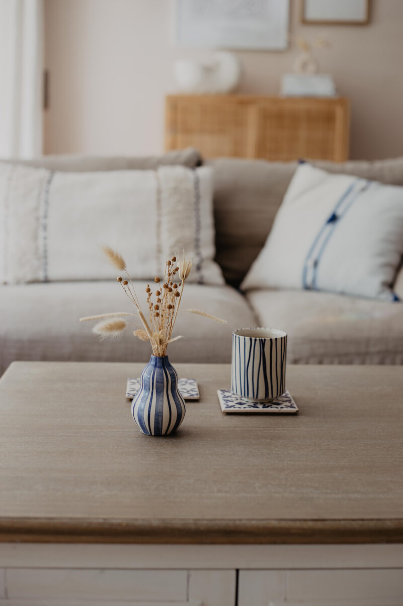 wohnzimmer landhaus stil weiß beige