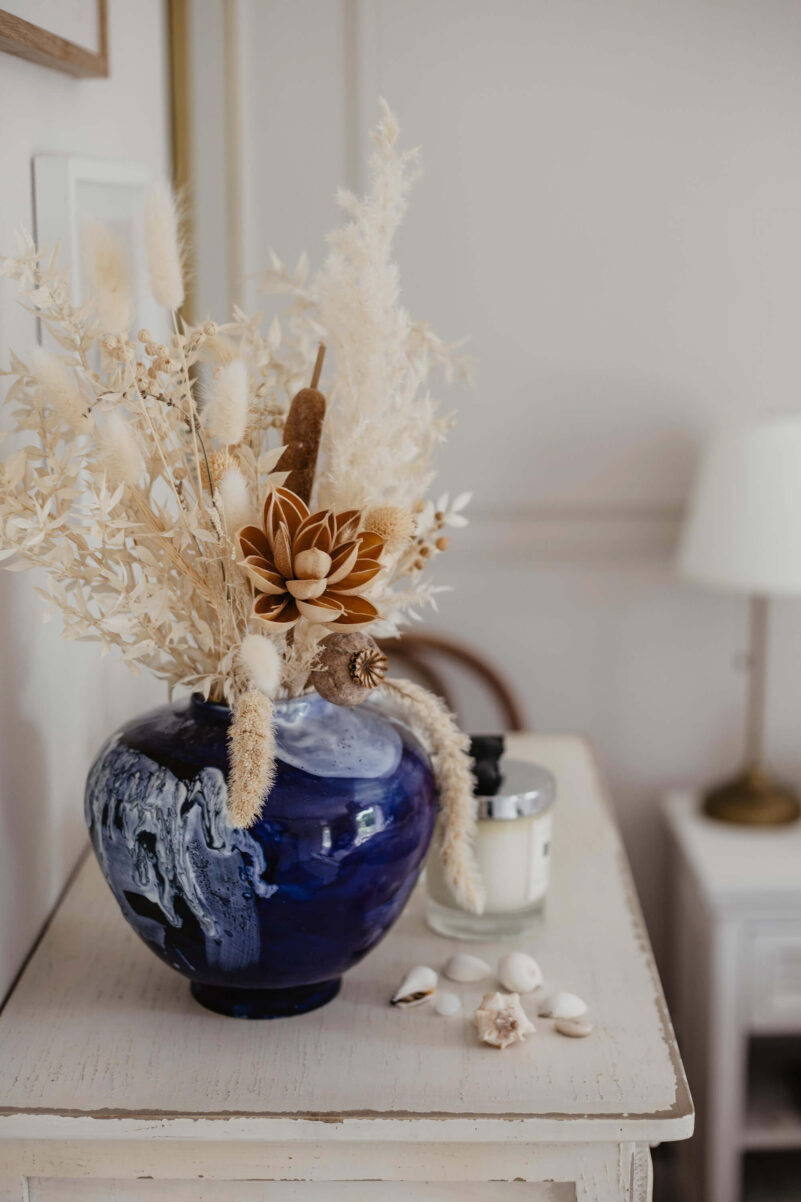 schlafzimmer landhaus stil deko blau vase trockenblumen strauß