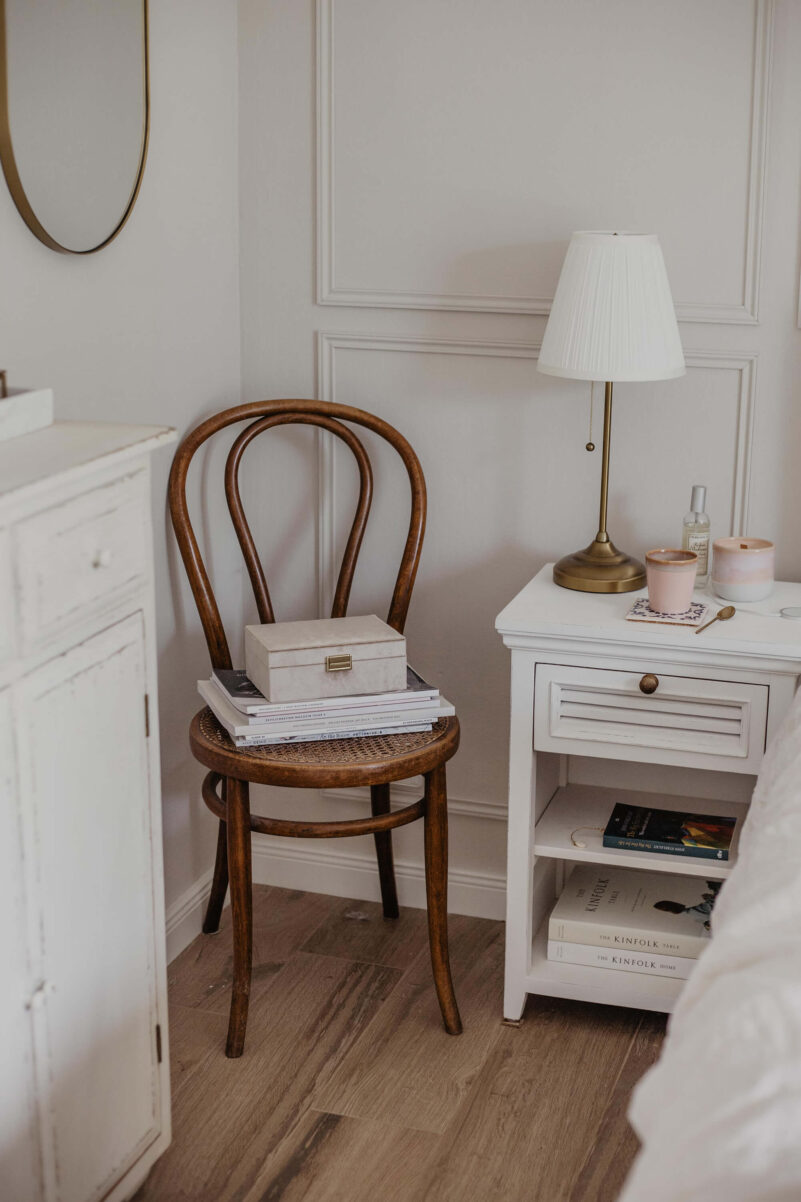 schlafzimmer landhaus stil nachttisch deko
