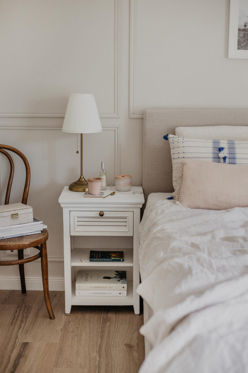 schlafzimmer-landhaus-stil-nachttisch-weiss