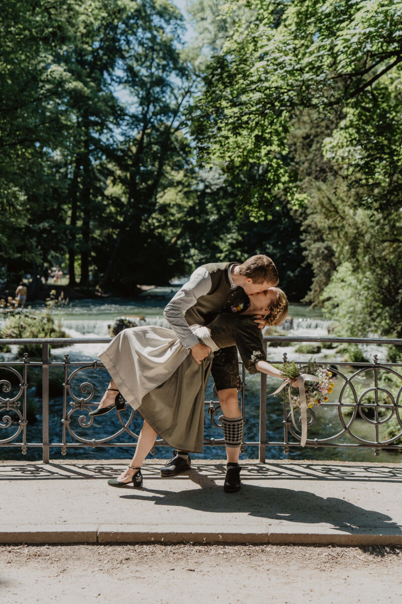 hochzeit fotograf muenchen standesamt englischer garten tracht