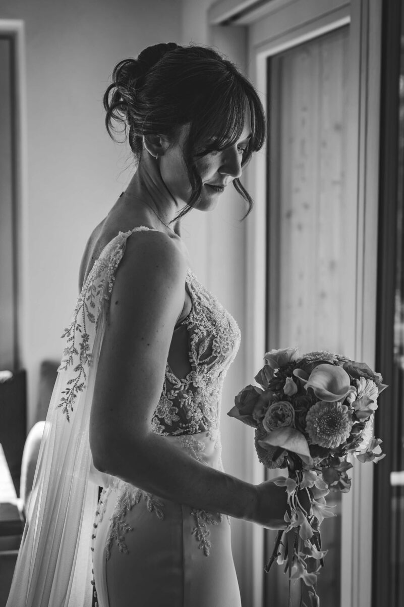 hochzeitsfotograf münchen braut getting ready bw