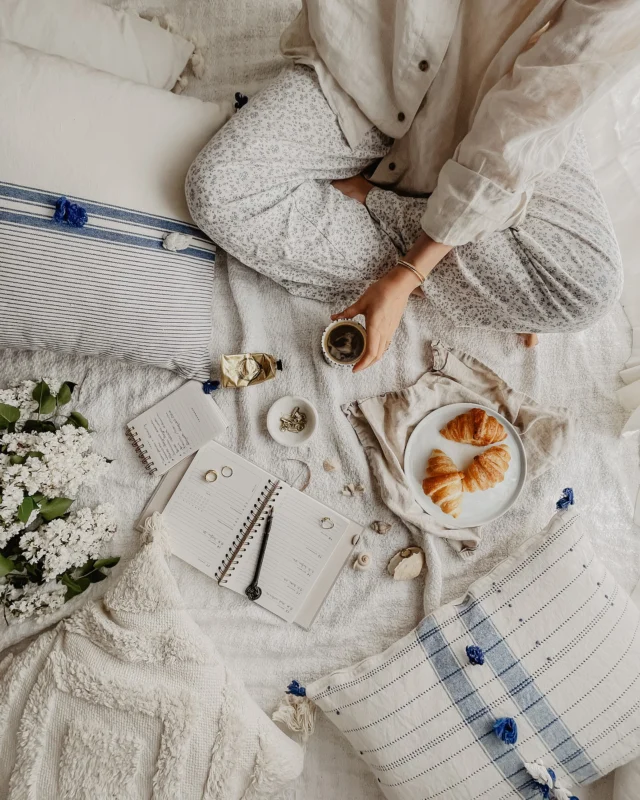 my favorite kind of mornings… 🤍☕️🥐 und morgen liege ich endlich wieder auf einem Surfbrett. 🏄🏼‍♀️🥹🤙 

#coffee #croissant #whitetheme #morningvibes☀️ #flatlay #ugc #ugccreator #cozy #aethetic #aesthetics