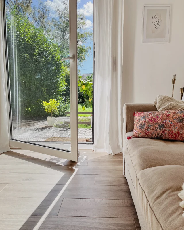 Never excepted this to be my office view… 💕🪻🐝✨ Couldn’t be more grateful ☀️ Aber jetzt geht’s für mich los - ich darf wieder auf einem Surfbrett liegen 🥹🫶

#interior #landhaus #sunny #cottage #cottagecore #cottagecoreaesthetic #aesthetic #landhausliebe #landhausliving #interior4you #ugc #ugccreator #livingroom #tinyhomemovement #spring