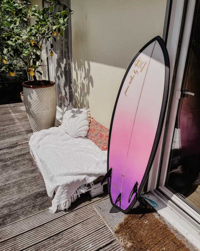 It’s time 🏄🏼‍♀️ Mein neues Baby und ich fahren heute Nachmittag los zur @jochenschweizerarena 🥹🫶✨ Das erste Mal dass ich versuche, mit einem Hardboard dort zu surfen und ich bin SUPER aufgeregt 🫣 Ich weiß, dass es einen großen Unterschied machen wird und ich bin schon zufrieden, wenn ich es heute schaffe leicht hin und her zu fahren 😄 Um die Turns kümmern wir uns dann noch 😬🤙 Drückt mir die Däumchen pleeaaase 🤍

Das superhübsche Board ist von @awssurfboardseurope ✨

#surf #riversurfing #surfislife #surflifestyle #riversurfer #riversurf #riversurfboards #citywave #surflife #surfing #surfer #surfergirl #ugc #ugccreator