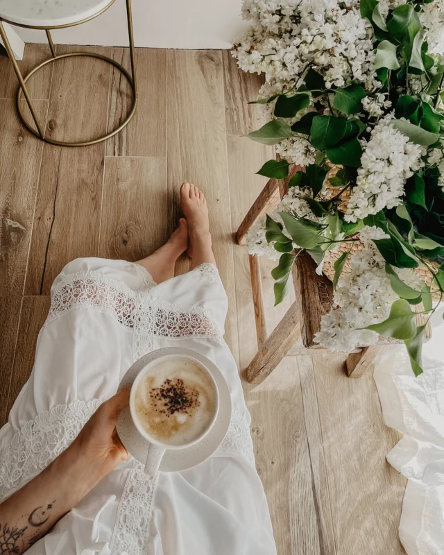 #hygge Gefühl 🤍☕️ Mit Raumduftparfüm aus dem Garten 🪴

#coffee #coffeedaily #coffeeandseasons #gardening #cottage #cottagecoreaesthetic #cottagecore #lace #coffeelovers #ugc #ugccreator