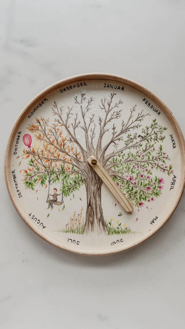 Finished the clock of #seasons for my Schmubs 🌸🎨 Logisch, dass der Zeiger jetzt permanent auf Oktober gedreht wird weil er jeden Tag Geburtstag hat 🤌 I ain’t even mad #herbstliebe 

#art #artwork #artist #artsy #creative #kidsdecor #diy #kids