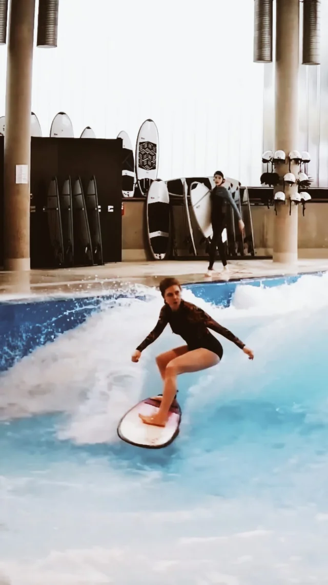 The difference of exact 6 months riversurfing 🏄🏼‍♀️ Gestern im Fortgeschrittenen Kurs war eine Teilnehmerin, die noch ganz am Anfang stand. Sie konnte sich gerade so für ein paar Sekunden auf dem Brett halten und man hat ihr angemerkt, wie sie an sich gezweifelt hat, als sie sich mit „uns anderen“ verglich. Als ich dann zu ihr meinte, dass es einfach der allerschwerste Sport ist, den ich kenne, und dass ich seit einem halben Jahr fast jede Woche hier her komme um zu üben, strahlte sie und es ging ihr wesentlich besser. Sie war ich vor 6 Monaten. Ich war nun diejenige, die beruhigen & ermutigen durfte, weil ich mich auch genau an diesem Punkt befand und diese Kurven für mich einfach unerreichbar schienen. Mein Kopf war so davon überzeugt, dass andere über mein Nicht-Können urteilten dass es mir teilweise den Spaß geraubt hat. Natürlich sollte es im besten Fall immer nur um den Spaß gehen aber wenn jeder ehrlich wäre, fällt es einem gerade in dieser Arena sehr schwer, sich NICHT zu vergleichen. Und als ich die andere Surferin gestern gesehen habe, waren meine einzigen Gedanken: „Yes! Du ziehst durch, gurl! Irgendwann schaffst du es! Wahnsinn, das war ich vor 6 Monaten… und ich KANN das jetzt einfach?!“

Als ich dann gestern dem Pro in unserem Kurs erzählt habe, dass es mein Traum ist, irgendwann einen Turn auf einer Welle im Ozean zu schaffen, meinte er:“Davon bist du definitiv nicht weit entfernt sondern schon ganz nah dran!“ war das MEINE Beruhigung & Ermutigung.

Coolstes Board von @awssurfboardseurope 🤙

Und ich liebe alles daran.

#surf #riversurfen #surfing #surfin #surfer #surfersparadise #surfergirl #surfergirl #surflife #progress #beforeafter #surfphotography