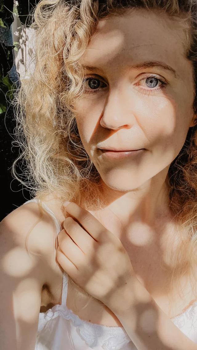 pure moments… ☀️☁️🤍☕️

#hygge #midsommar #aesthetic #cottage #cottagecoreaesthetic #cottagecore #white #sunny #curlyhair #coffee #lake #garden